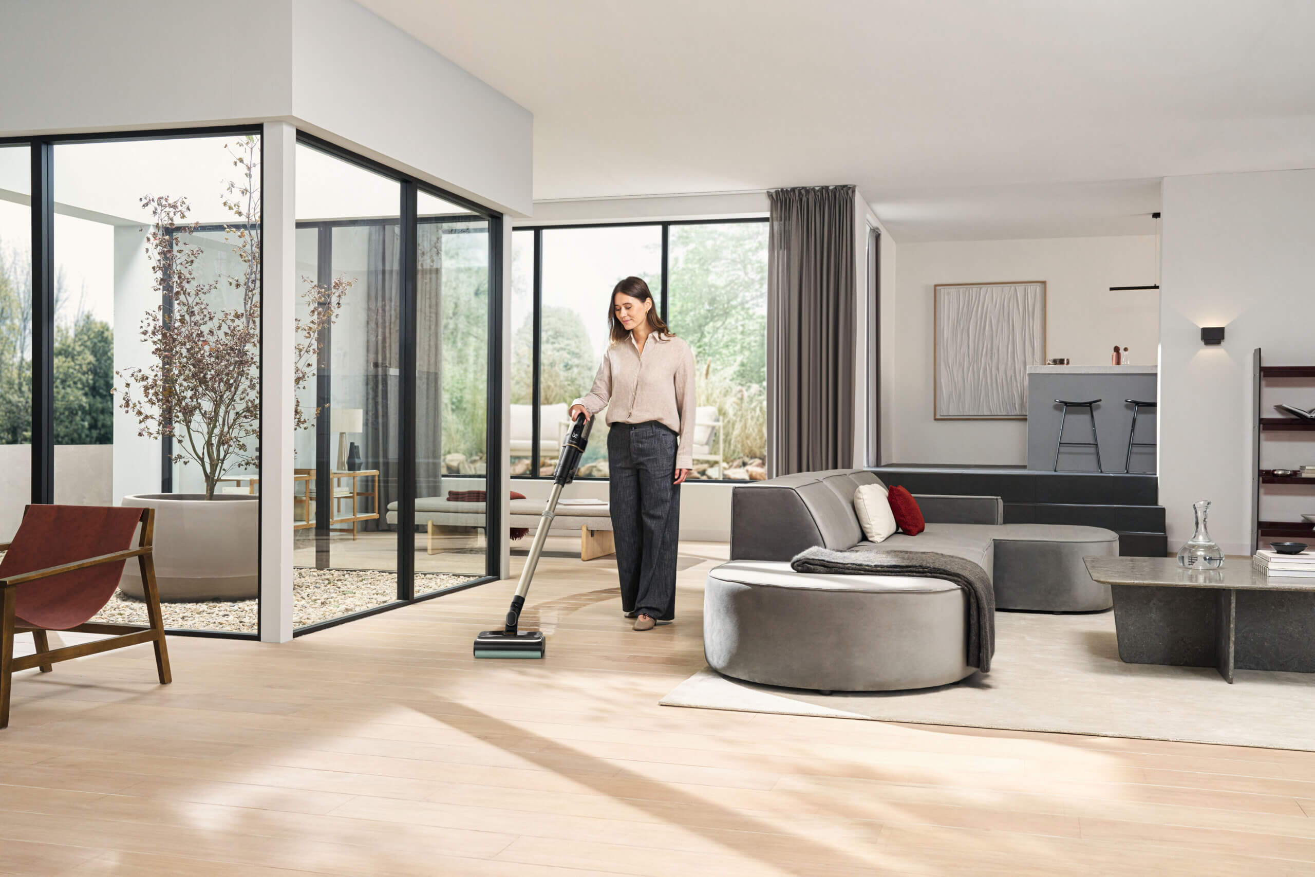 Как Duoflex HX2 превращает три задачи в одну: беспроводной пылесос Miele пылесосит, увлажняет и убирает